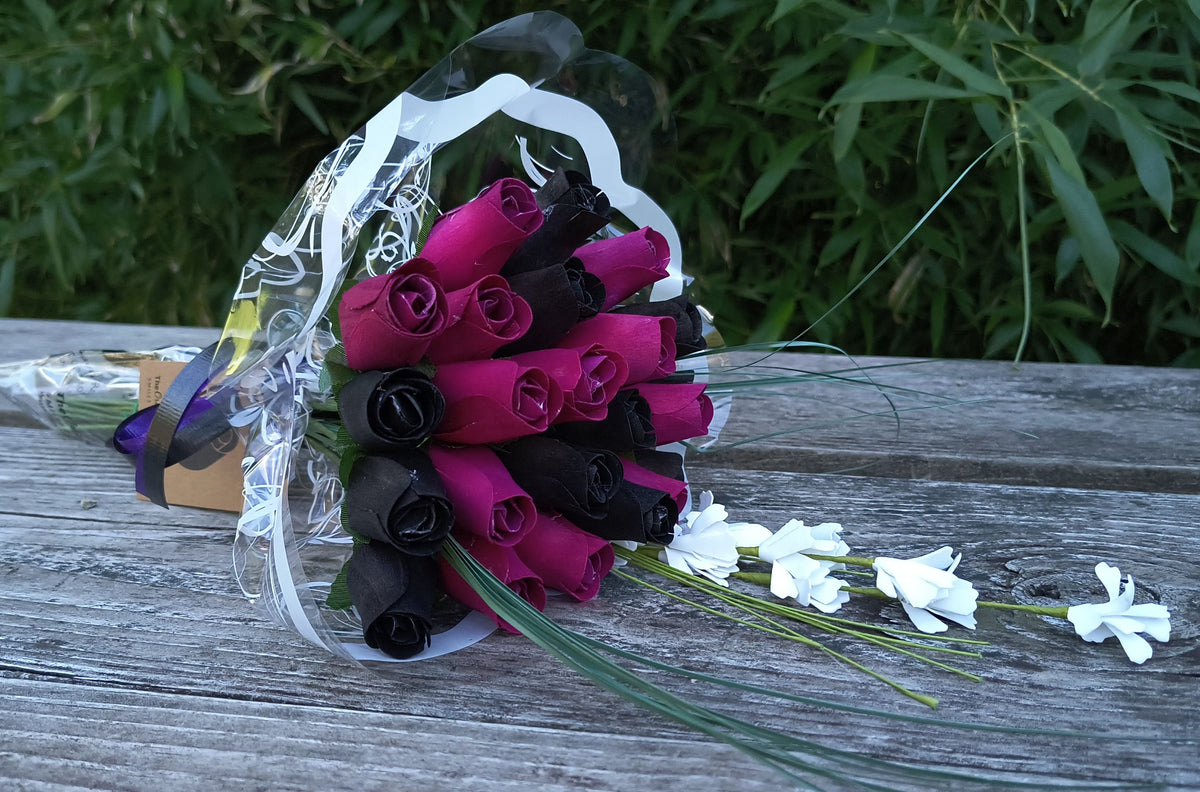 Halloween Wooden Rose Bouquet – Black & Violet
