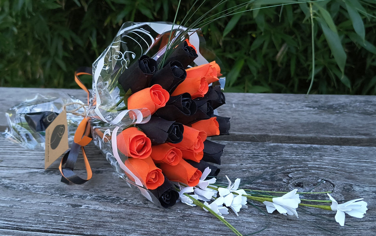 Halloween Wooden Rose Bouquet – Black & Orange