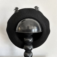 Cargar imagen en el visor de la galería, Gorro de boina con alas de murciélago (adultos) 