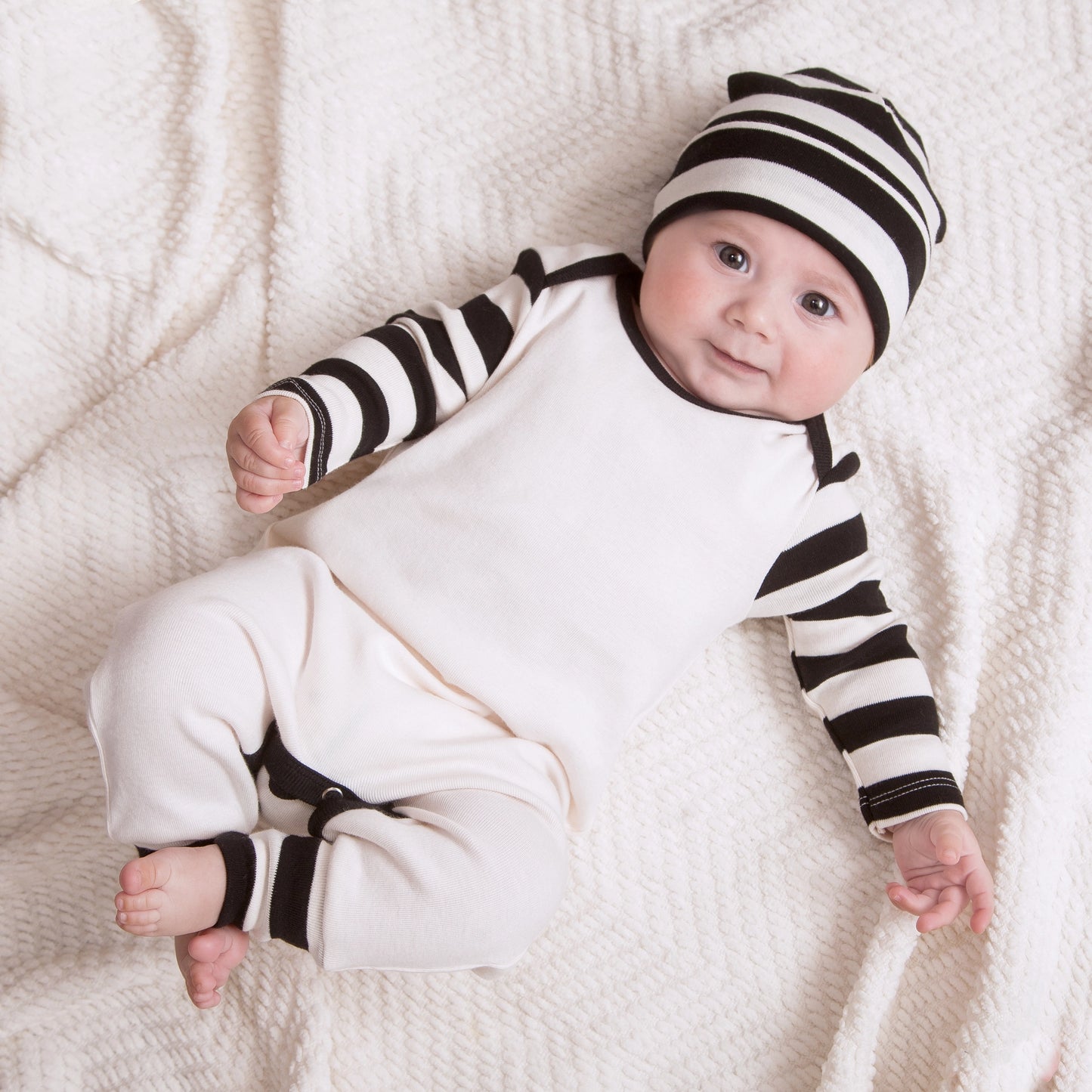 Gorro con rayas llamativas (bebé/niño pequeño)