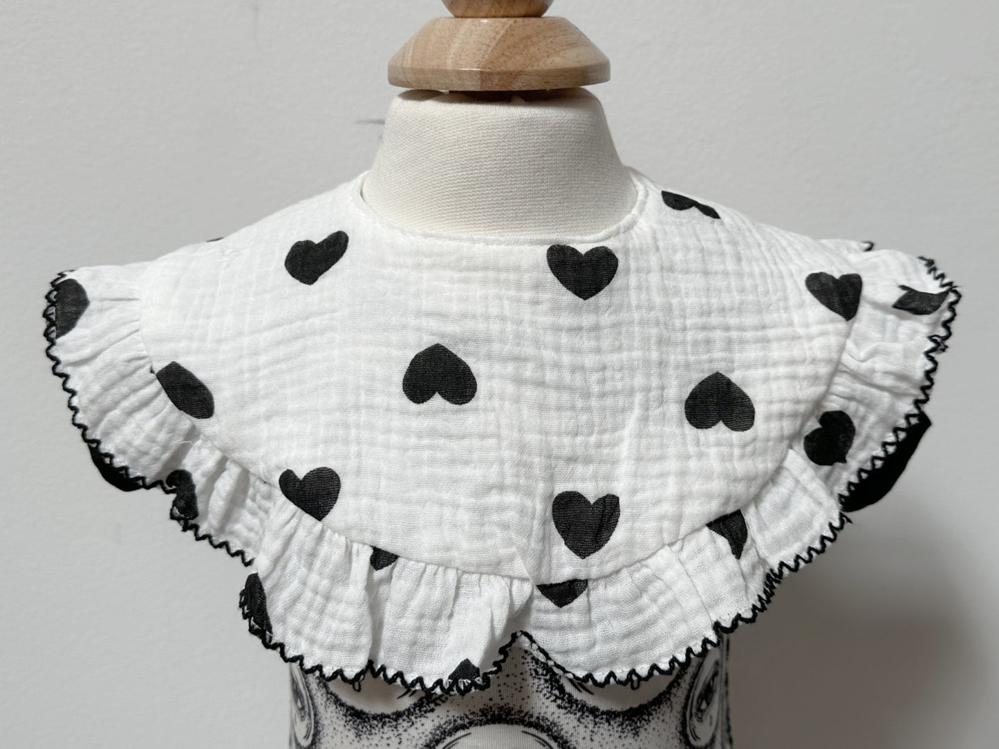 Collar tipo babero con forma de corazón (bebés/niños pequeños)