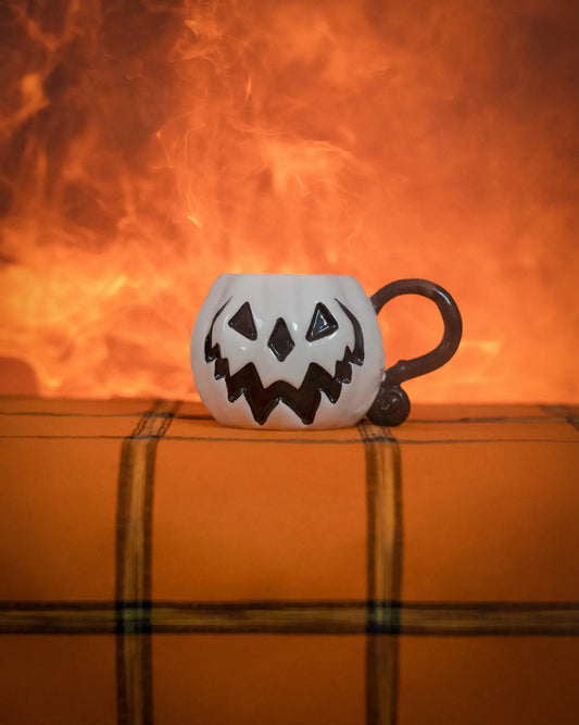 Taza Haunted Hallows en blanco 