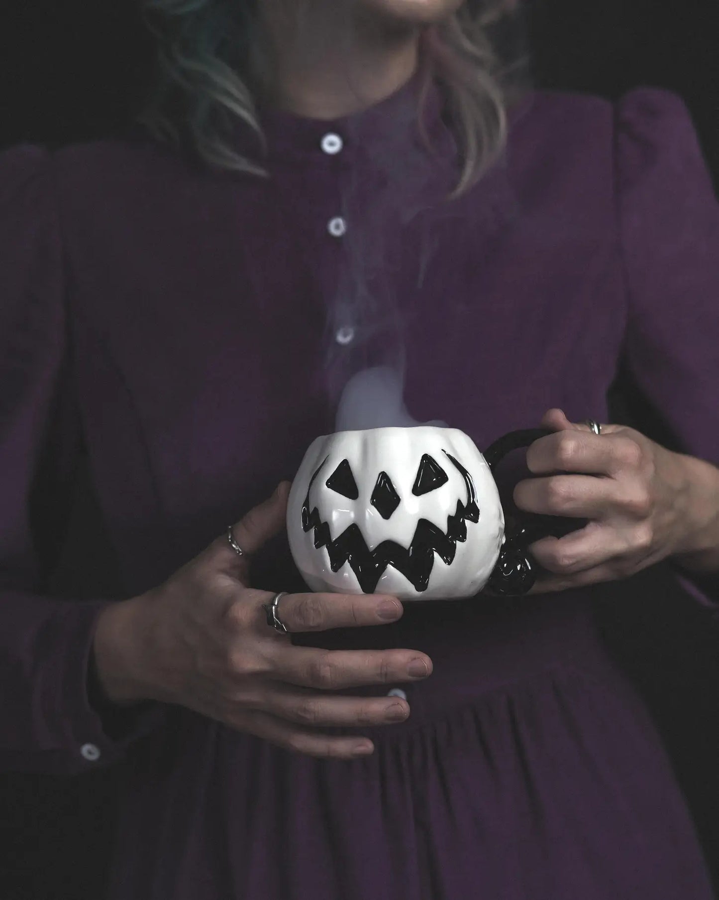 Taza Haunted Hallows en blanco 