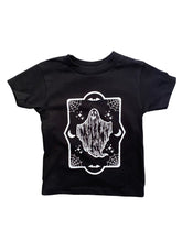 Cargar imagen en el visor de la galería, Camiseta Ghost Cameo (niños pequeños/niños)