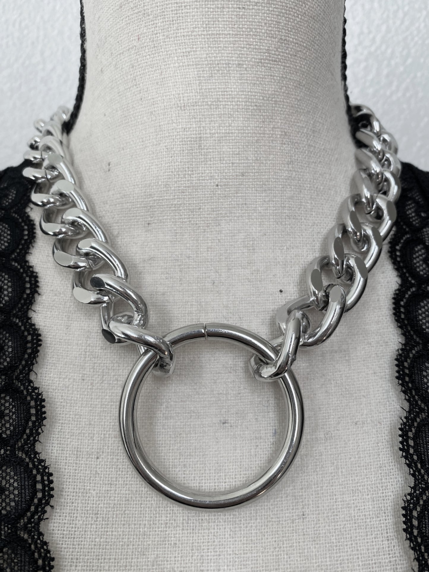 El collar del anillo