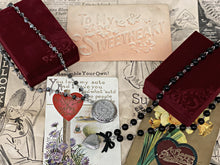 Cargar imagen en el visor de la galería, Collar con medallón gótico romántico